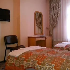 Otel Yalta ***